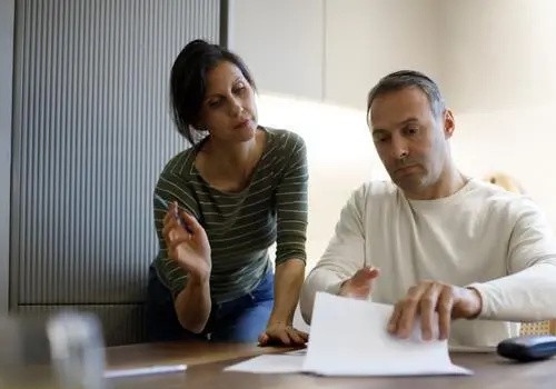 因财产分割一方不同意咋离婚